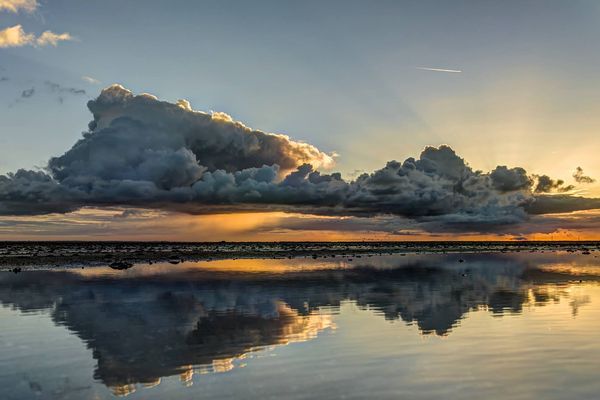 Lever de soleil sur le passage du Gois. 