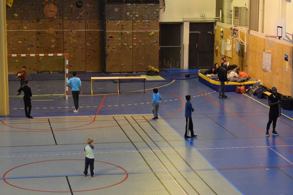 Des demandeurs d'asile au gymnase Belle-Isle de Metz