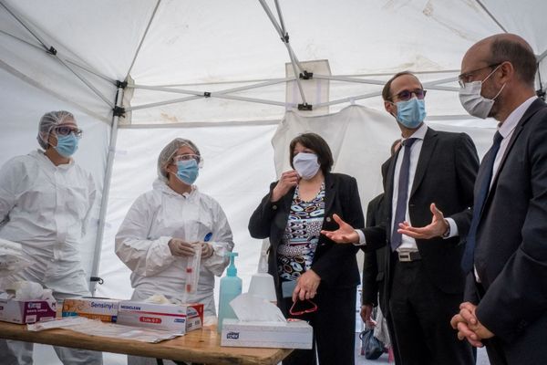 Le directeur de l'Agence régionale de santé de Bourgogne-Franche-Comté, Pierre Pribile (deuxième en partant de la droite), le 19 juin 2020 à Luxeuil-les-Bains (Haute-Saône) 