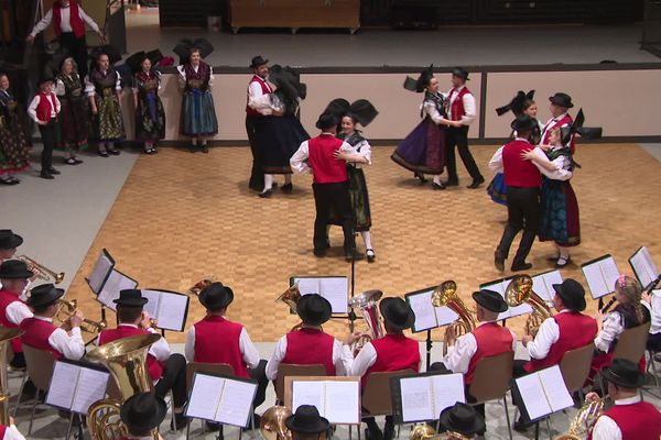 Musiciens et danseurs font partie de la même association.