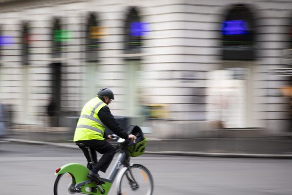 Le cycliste a été percuté par un camion (illustration).