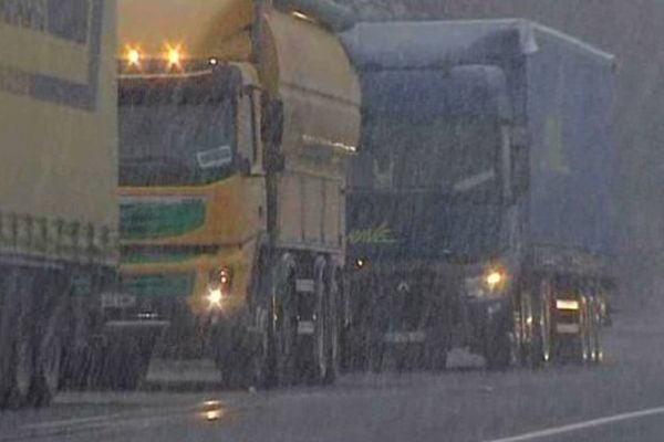 Des poids-lourds stoppés, ce vendredi après-midi, avenue Georges-Pompidou à Aurillac, attendaient de la fin de l'interdiction de circulation.