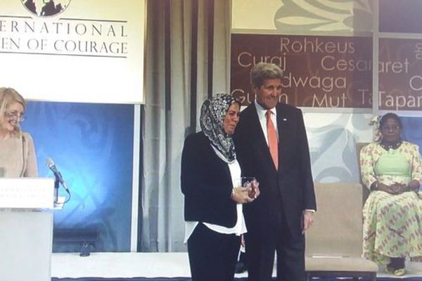 Latifa Ibn Ziaten a reçu le prix "Femmes de Courage" des mains du secrétaire d'Etat américain John Kerry.