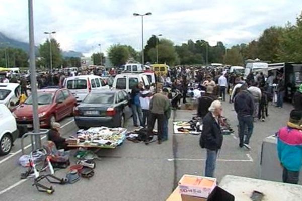 Chaque dimanche, une centaine d'exposants et de nombreux chineurs se pressent sur ce parking pour une brocante autorisée mais néanmoins très décriée. 