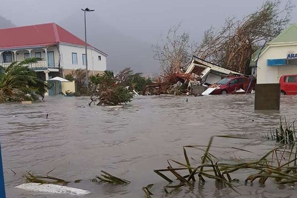 Une rue sur l'île de Saint Martin aux Antilles