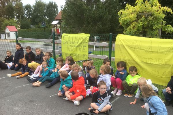 Ce jeudi matin, l'école de Vieux-Fumé est fermée : les élèves et les parents manifestent contre la fermeture d'une classe 