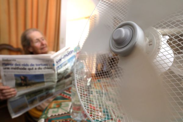 Avec le retour des fortes chaleurs, les bons gestes pour les personnes âgées, comme une bonne ventilation, sont nécessaires.