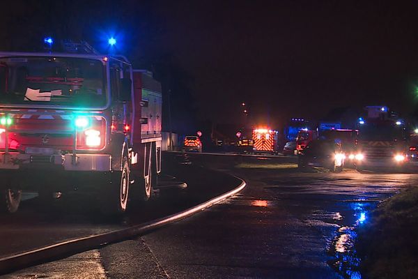 22 janvier 2022- Intervention des pompiers sur l'incendie d'un entrepôt à Gravigny (Eure)