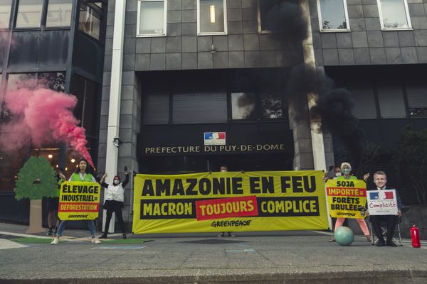 Une dizaine de militants de Greenpeace se sont réunis ce jeudi 27 août devant la préfecture à Clermont-Ferrand afin de lutter contre la déforestation. 