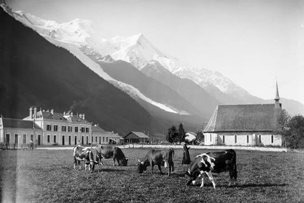 Enlevez la chaîne du Mont blanc en arrière plan du temple protestant et vous aurez l'impression que c'est un morceau de campagne anglaise qui a poussé dans la Chamonix de la fin du XIXème siècle