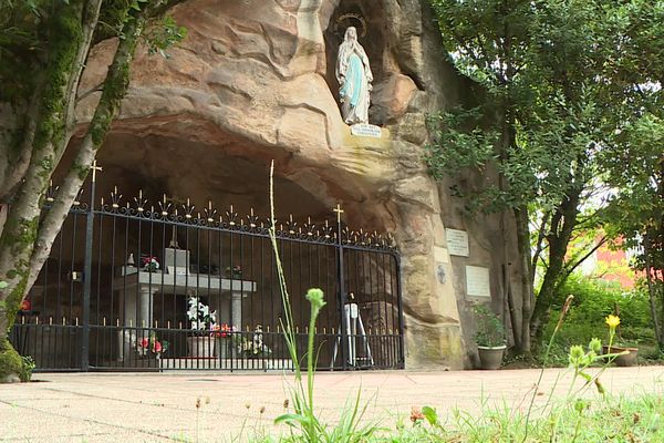 La réplique de la grotte de Lourdes est situé près de l'église de l'Immaculée Conception, dans le quartier Bonnefoy de Toulouse.