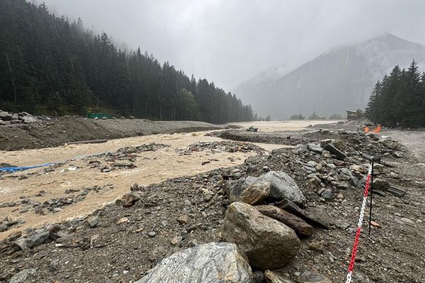 Ce matin, le passage à gué du pont du Lac du Boréon a cédé et environ 300 mètres de la route menant au Boréon supérieur ont été détériorés.