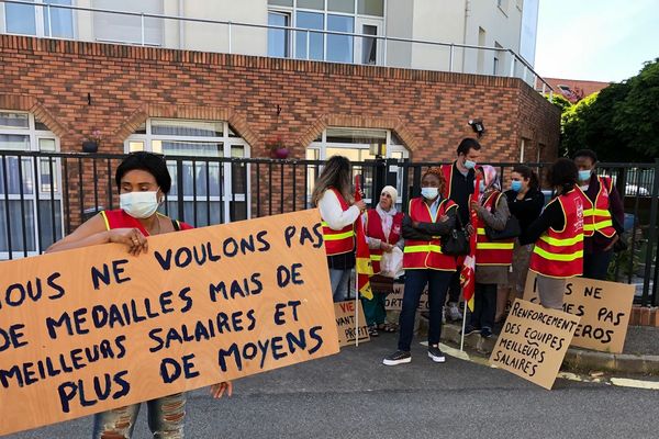 A Poissy dans les Yvelines, ils étaient une trentaine de salariés de Korian à manifester ce matin. 