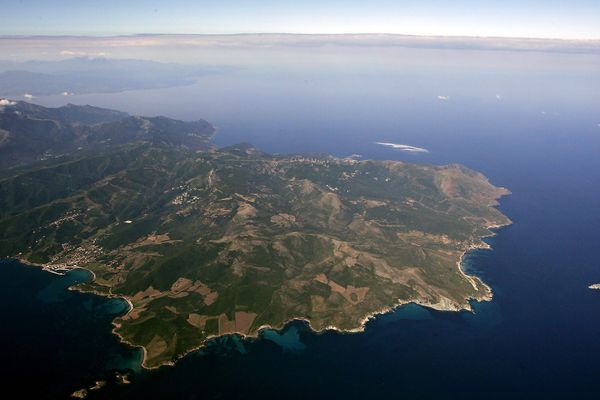 ILLUSTRATION - Vue aérienne des côtes Corses.