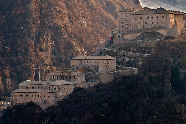 Le fort de Bard est une forteresse construite au 19e siècle par les Souverains de Savoie, à l'entrée de la Vallée d'Aoste.