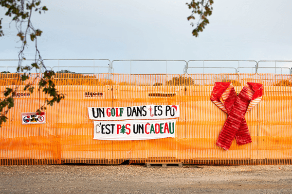 Pour dénoncer une fois encore leur opposition au golf de Villeneuve-de-la-Raho dans les Pyrénées-Orientales, près de Perpignan, les militants écologistes d'Extinction-Rébellion ont posté des photos des engins du chantier emballés comme des cadeaux de Noël dont ils se seraient bien passé.