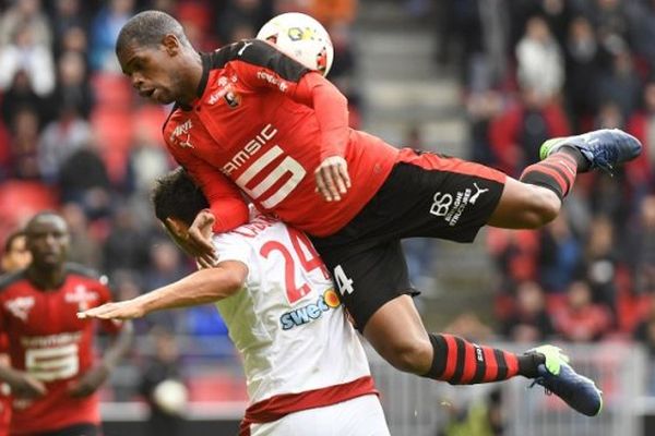 Le défensseur rennais Ludovic Baal opposé au Girondin Gaetan Laborde 