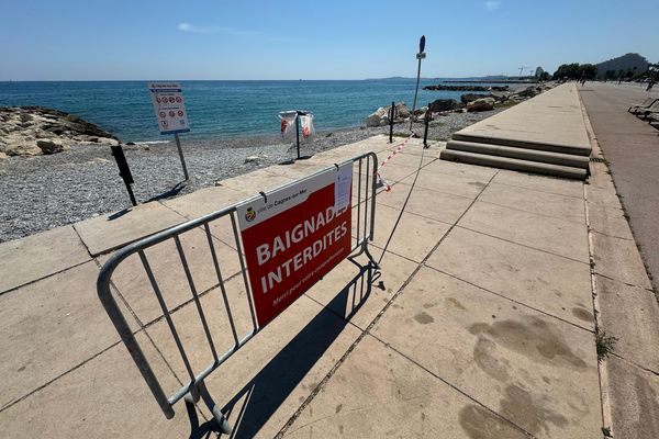 La plage en face de l'hippodrome de la Côte d'Azur, à Cagnes-sur-Mer, fermée ce samedi après-midi.