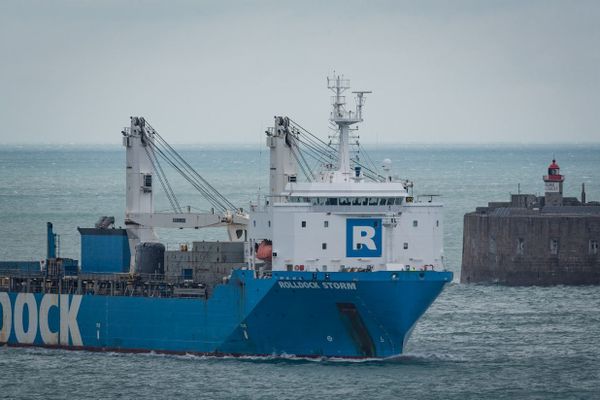 Arrivée du Sous-marin nucléaire d'attaque Perle à Cherbourg, à bord du navire spécialisé semi-submersible RollDock Storm