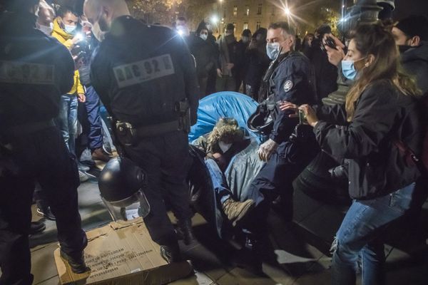 Lundi 23 novembre, une opération de police est menée place de la République à Paris pour démanteler un campement de migrants installé un peu plus tôt dans la soirée.