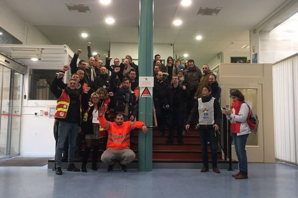 Une vingtaine d'enseignants ont occupé les locaux de l'inspection académique à Beauvais pour protester contre la réforme des retraites, jeudi 16 janvier 2020.