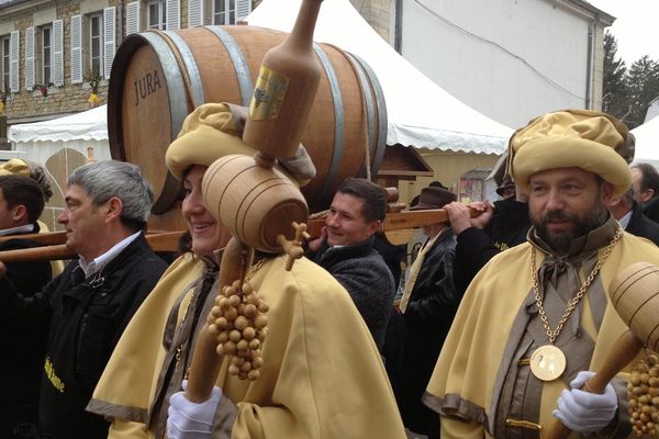 Une tradition incontournable : un tonneau de 220 litres de Vin Jaune percé après six ans de maturation.