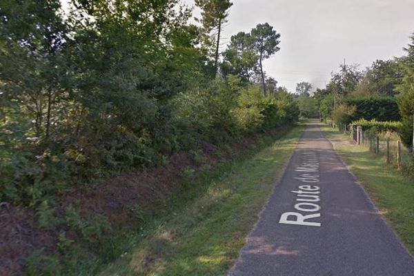 L'accident a eu lieu dans la nuit de samedi à dimanche sur cette petite route landaise au sud-est de Mont-de-Marsan