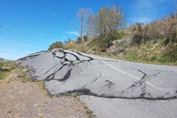 La RD 16 au niveau de Saint-Saturnin dans le Cantal est impraticable, depuis un an, suite à un glissement de terrain.