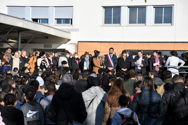 Une cérémonie d'hommage à Aymen a eu lieu vendredi au collège des Escholiers.