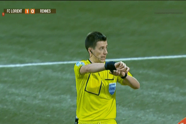 La montre de l'arbitre a vibré. Il valide un but inscrit par Rennes sur coup franc, grâce à la 'Goal Line Technology'.