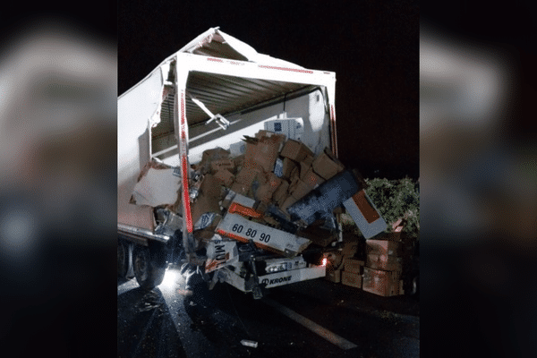 Le choc de la collision a éventré l'un des deux camions, projetant au sol la cargaison de marchandises.