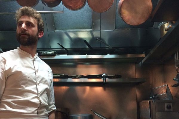 Le chef Laurent Lascaux dans sa cuisine du "Lescure" à Paris