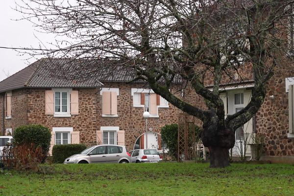 Sa construction, de 1921 à 1923, fut confiée à l’architecte Roger Gonthier, à qui l’on doit également à Limoges, et presque à la même époque, le pavillon du Verdurier, la gare des Bénédictins ou encore la cité des Coutures.