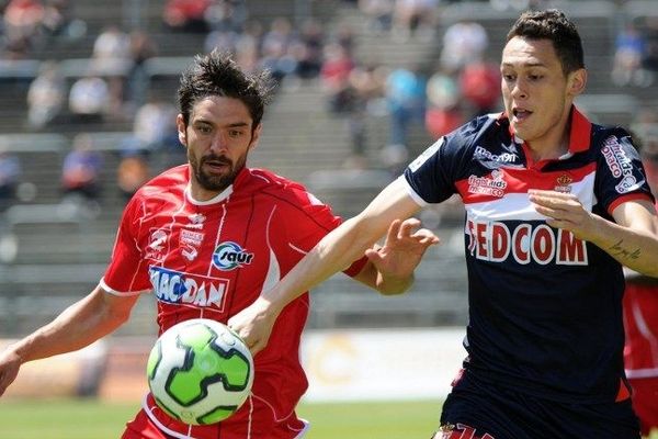 Foobtall Nimes S Incline Un A Zero Devant Monaco Qui Monte En Ligue 1