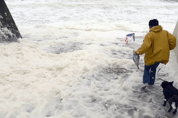 Le déferlement de grosses et puissantes vagues associé à des hauteurs d'eau encore importantes, entraînent un phénomène "vagues-submersion" remarquable et nécessitent une vigilance toute particulière.