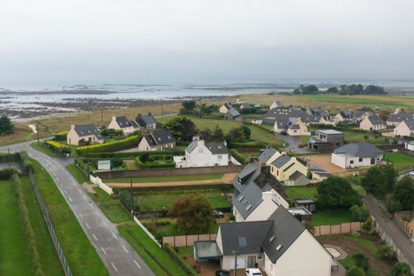 Plounéour-Brignogan dans le Finistère doit faire face à une autre menace : la montée inexorable du niveau de la mer.