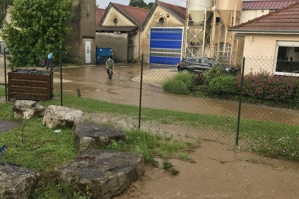 Dès que les orages ont commencé vers 16 heures, le 6 juin 2018, l'eau s'est mise à montée et l'usine Sodafom en Isère a vite été inondée.