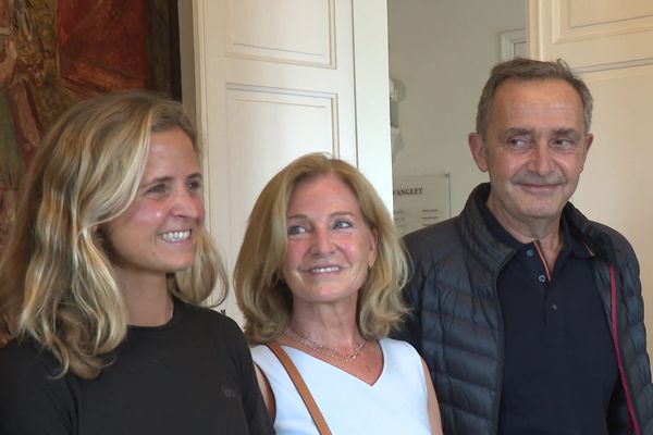 Pauline Ado accompagnée de ses parents pour assister à la réception qui lui était dédiée à la mairie d'Anglet le 17 juin dernier. 