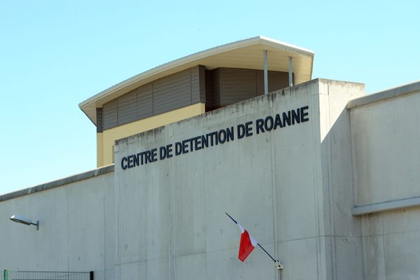 "L'Agence Régionale de Santé (ARS) Auvergne-Rhône-Alpes a considéré depuis le lundi 31 mai les deux étages du bâtiment D de la prison de Roanne (Loire) comme cluster. Il y a aussi 8 cas, côté agents", a-t-elle précisé.