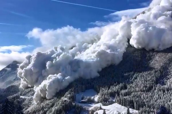 Une impressionnante avalanche est survenue à Vinadi dans les Alpes Suisses