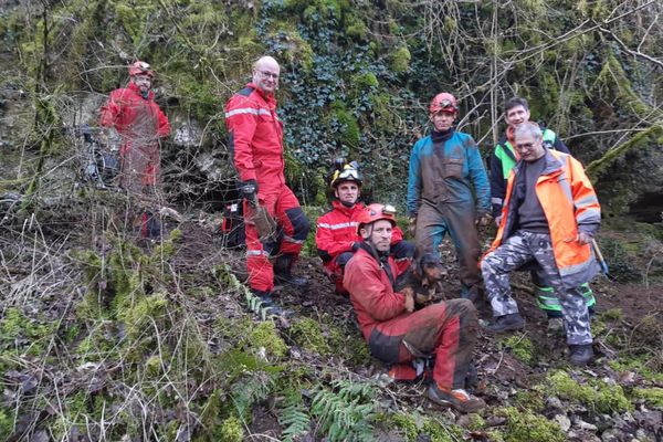 La chienne Neptune avec ses sauveurs, les pompiers de Côte-d'Or