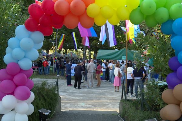 Les personnes LGBT+ transforment Saint-Laurent en symbole d’inclusion lors de sa première Pride