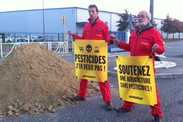 Des militants de Greenpeace ont déversé 7 tonnes de terre à la Socamil, une centrale d'achat de Leclerc, pour dénoncer l'usage des pesticides.