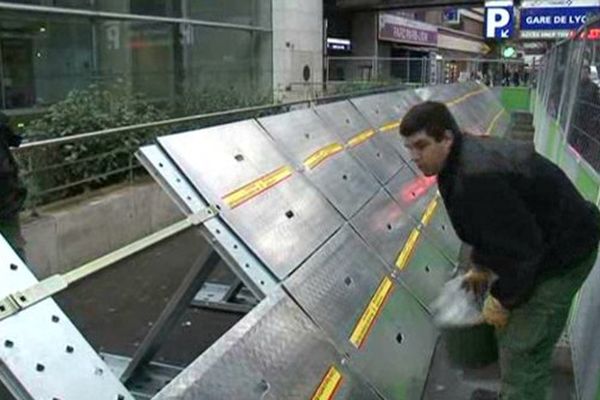 Un dispositif anti-inondation, devant le siège de la RATP, dans le 12ème arrondissement de Paris.