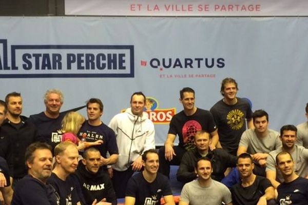 Renaud Lavillenie a réuni ses amis sportifs le 3 février à Clermont-Ferrand pour partager sa passion de la perche. Parmi eux, le joueur emblématique de l'ASM Clermont Auvergne Aurélien Rougerie. 