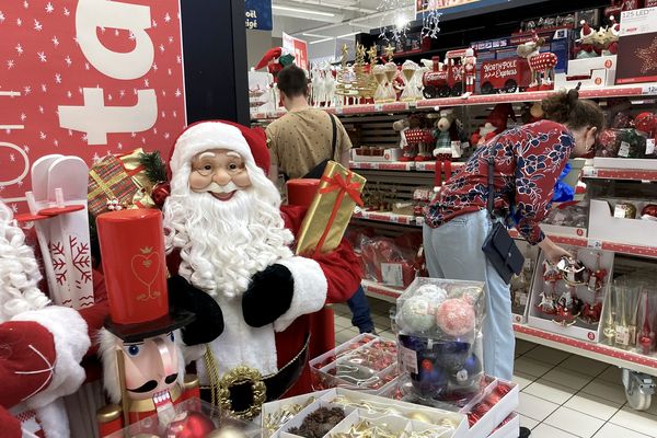 Plusieurs magasins proposent, dès le mois d'octobre, des décorations de Noël aux clients.