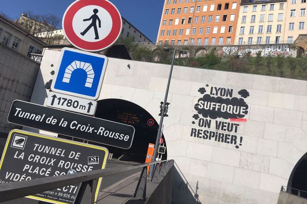 A Lyon, l'ONG Greenpeace somme les élus d'agir pour la qualité de l'air sur un graffiti géant installé au-dessus du tunnel de la Croix-Rousse à 6h du matin ce dimanche 24 mars. 