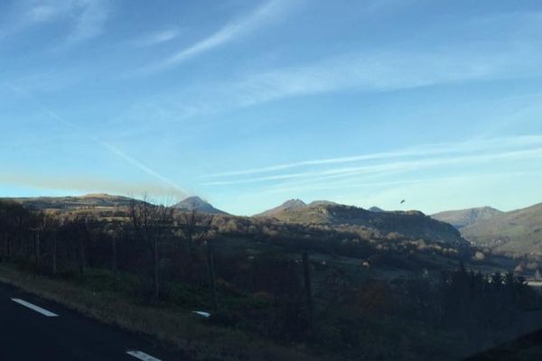 L'incendie s'est déclaré dans une zone de forêt en altitude, entre le Lioran et Laveissière. Il est donc visible de loin ce matin. Photo prise au dessus de Dienne. 