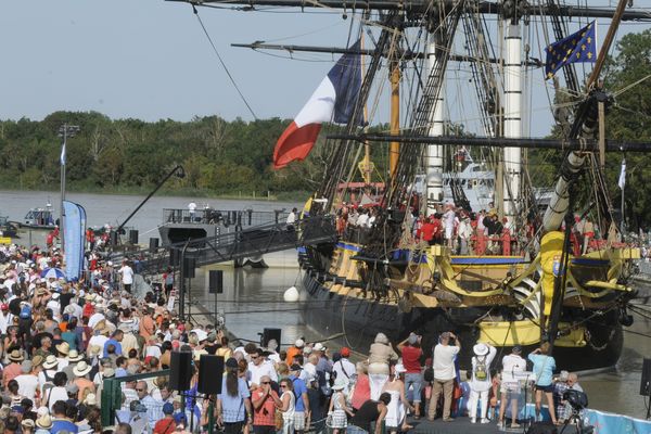 Retour de l'Hermione à Rochefort devant une foule immense le 29/08/2015