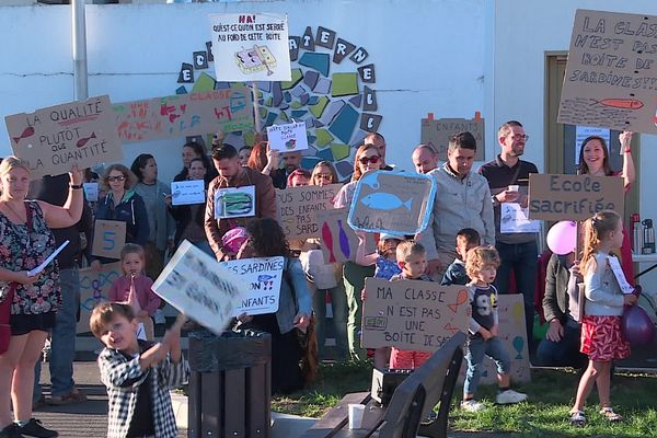 Parents et élèves étaient mobilisés ce lundi 12 septembre à Mozac (Puy-de-Dôme) pour protester contre les classes surchargées.